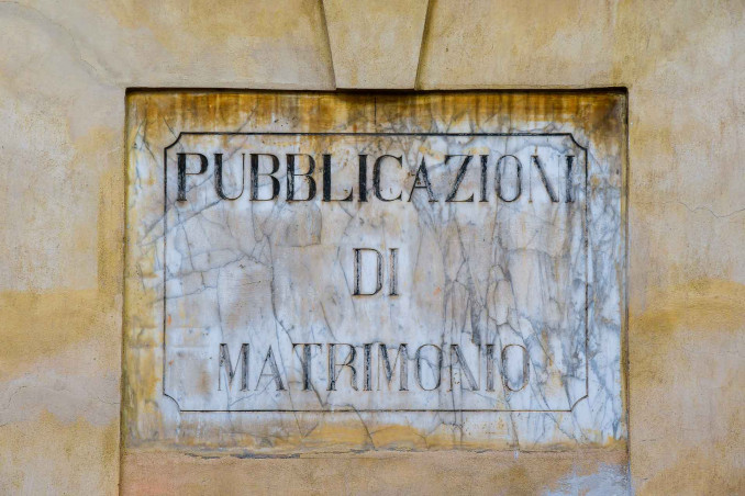 Cartello con la scritta "pubblicazioni di matrimonio"