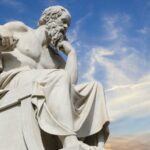 Statua di Socrate che pensa