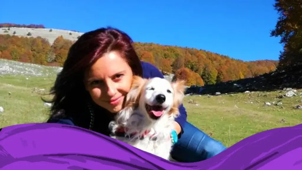 Chi sono: Gaia Ruia in montagna insieme alla cagnolina Rifly. Nel basso un'onda viola ad accompagnare la foto.